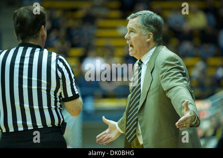 28. Dezember 2010 argumentiert - Berkeley, California, Vereinigte Staaten von Amerika - Cal Cheftrainer Mike Montgomery einen Anruf während der NCAA Basketball-Spiel zwischen den Hartford Hawks und die California Golden Bears im Haas-Pavillon.  Cal schlagen Hartford 74-56. (Kredit-Bild: © Matt Cohen/Southcreek Global/ZUMAPRESS.com) Stockfoto