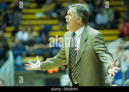 28. Dezember 2010 argumentiert - Berkeley, California, Vereinigte Staaten von Amerika - Cal Cheftrainer Mike Montgomery einen Anruf während der NCAA Basketball-Spiel zwischen den Hartford Hawks und die California Golden Bears im Haas-Pavillon.  Cal schlagen Hartford 74-56. (Kredit-Bild: © Matt Cohen/Southcreek Global/ZUMAPRESS.com) Stockfoto