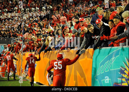 28. Dezember 2010 feiern nach ihrem 23-7-Sieg über West Virginia in der Champs Sports Bowl in Florida Citrus Bowl in Orlando Florida - Orlando, Florida, Vereinigte Staaten von Amerika - NC State Fans mit den Spielern. (Kredit-Bild: © Brad Barr/Southcreek Global/ZUMAPRESS.com) Stockfoto