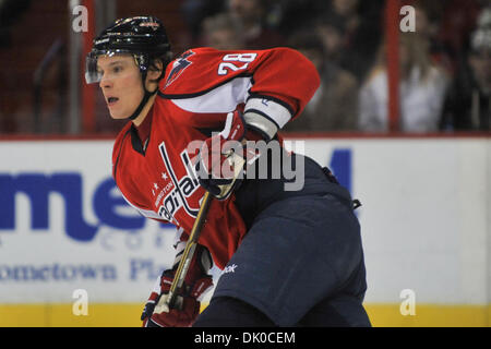 28. Dezember 2010 - Washington, D.c., District Of Columbia, Vereinigte Staaten von Amerika - Washington Capitals linken Flügel Alexander Semin (28), NHL Spiel Action.  Capitals gewinnen zu Hause 3: 0 (Credit-Bild: © Roland Pintilie/Southcreek Global/ZUMAPRESS.com) Stockfoto