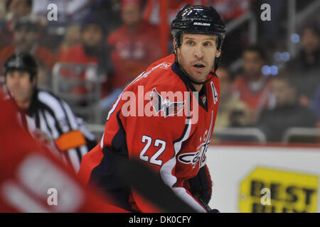 28. Dezember 2010 - Washington, D.c., District Of Columbia, Vereinigte Staaten von Amerika - Washington Capitals rechten Flügel Mike Knuble (22), NHL Spiel Action.  Capitals gewinnen zu Hause 3: 0 (Credit-Bild: © Roland Pintilie/Southcreek Global/ZUMAPRESS.com) Stockfoto