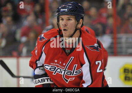 28. Dezember 2010 - Washington, D.c., District Of Columbia, Vereinigte Staaten von Amerika - Washington Capitals Verteidiger Scott Hannan (23), NHL Spiel Action.  Capitals gewinnen zu Hause 3: 0 (Credit-Bild: © Roland Pintilie/Southcreek Global/ZUMAPRESS.com) Stockfoto