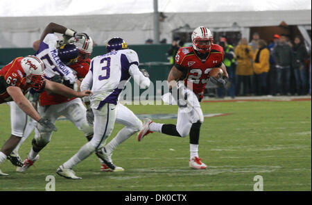 29. Dezember 2010 - läuft Washington, Dc, DC, Vereinigte Staaten von Amerika - Universität von Maryland RB Da'Rel Scott (23) der Ball gegen East Carolina-Verteidiger während der militärischen Bowl an RFK Stadium Washington, DC. (Kredit-Bild: © Charles Barner/Southcreek Global/ZUMAPRESS.com) Stockfoto