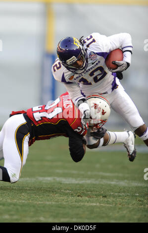 29. Dezember 2010 - ist Washington, District Of Columbia, USA - East Carolina WR DAYRON ARRINGTON (#12) von Maryland CB TRENTON HUGHES (#21) im ersten Quartal Aktion im Spiel RFK Stadium angegangen. Maryland führt East Carolina 16-3 zur Halbzeit. (Kredit-Bild: © Rassi Borneo/Southcreek Global/ZUMAPRESS.com) Stockfoto