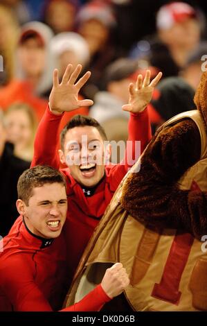 29. Dezember 2010 - Washington, DC, USA - Maryland-Fans feiern einen vierten Quartal Touchdown im Spiel im RFK Stadium in Washington. DC. Maryland besiegt East Carolina 51-20. (Kredit-Bild: © Rassi Borneo/Southcreek Global/ZUMAPRESS.com) Stockfoto