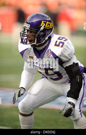 29. Dezember 2010 - wärmt Washington, DC, USA - East Carolina LB Daniel Drake (#59) vor der 2010 militärische Bowl im RFK Stadium in Washington. DC. Maryland besiegt East Carolina 51-20. (Kredit-Bild: © Rassi Borneo/Southcreek Global/ZUMAPRESS.com) Stockfoto