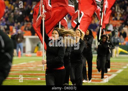 29. Dezember 2010 - Washington, DC, USA - Maryland Cheerleader feiern einen vierten Quartal Touchdown in der 2010 militärische Schüssel im RFK Stadium in Washington. DC. Maryland besiegt East Carolina 51-20. (Kredit-Bild: © Rassi Borneo/Southcreek Global/ZUMAPRESS.com) Stockfoto