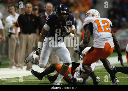 29. Dezember 2010 - San Antonio, Texas, Vereinigte Staaten von Amerika - Arizona Wildcats Wide Receiver David Roberts. (81) trägt den Ball als Oklahoma State Cowboys Sicherheit Johnny Thomas (12) versucht, das Tackle im dritten Quartal in der Alamo Bowl an Alamodome machen. Die Cowboys gewann 36-10. (Kredit-Bild: © Soobum Im/Southcreek Global/ZUMAPRESS.com) Stockfoto