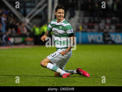 Edinburgh, Schottland. 1. Dezember 2013. Mikael Lustig feiert dieses Ziel während der William Hill Scottish Cup vierten Runde Heart of Midlothian und Celtic. Von Tynecastle Stadium, Gorgie, Edinburgh. Bildnachweis: Aktion Plus Sport/Alamy Live-Nachrichten Stockfoto