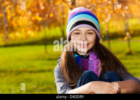 Enge Porträt der schönen Lächeln 11 Jahre altes Mädchen mit blauen lila Hut und Schorf Stockfoto