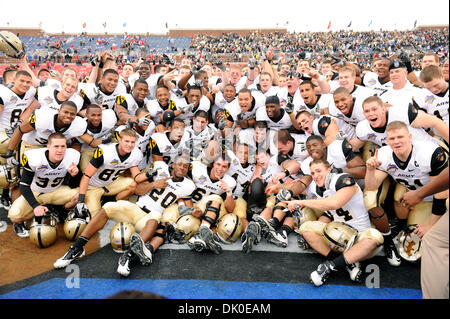 30. Dezember 2010 - Dallas, Texas, USA - bereiten die Bell Helicopter-Champions 2010 ein Mannschaftsfoto als die Army Black Knights Niederlage die SMU Mustangs 16-14 in der 2010 Bell Hubschrauber Armed Forces Bowl Stadium Gerald J. Ford in Dallas, Texas. (Kredit-Bild: © Steven Leija/Southcreek Global/ZUMAPRESS.com) Stockfoto