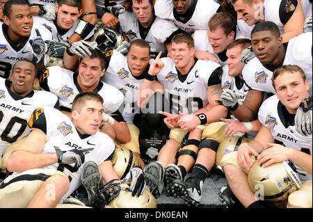 30. Dezember 2010 - Dallas, Texas, USA - bereiten die Bell Helicopter-Champions 2010 ein Mannschaftsfoto als die Army Black Knights Niederlage die SMU Mustangs 16-14 in der 2010 Bell Hubschrauber Armed Forces Bowl Stadium Gerald J. Ford in Dallas, Texas. (Kredit-Bild: © Steven Leija/Southcreek Global/ZUMAPRESS.com) Stockfoto