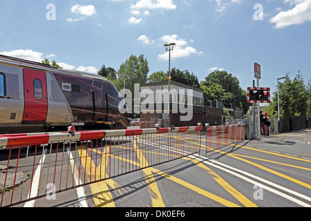 Bahnübergang in Brockenhurst Station, mit Toren abgesenkt als Cross Country Bahn Pässe Stockfoto