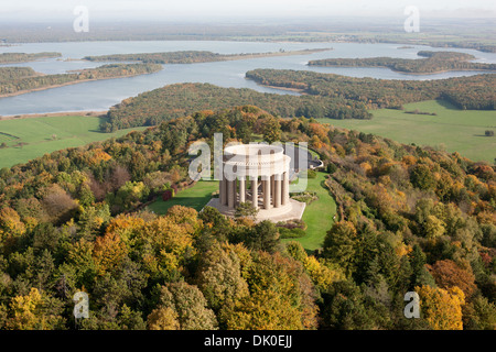 LUFTAUFNAHME. Denkmal des Ersten Weltkriegs für US-gefallene Soldaten mit Blick auf den Lake Madine. Montsec American Monument, Meuse, Lothringen, Grand Est, Frankreich. Stockfoto