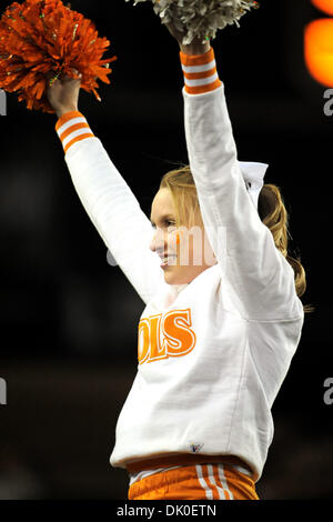 30. Dezember 2010 - Nashville, Tennessee, Vereinigte Staaten von Amerika - Tennessee A Cheerleader während der Spielaktion an der Franklin amerikanische Hypotheken Music City Bowl in LP Field in Nashville, Tennessee. Die Tar Heels besiegte die Freiwilligen 30 bis 27 in der Overtime. (Kredit-Bild: © Bryan Hulse/Southcreek Global/ZUMAPRESS.com) Stockfoto