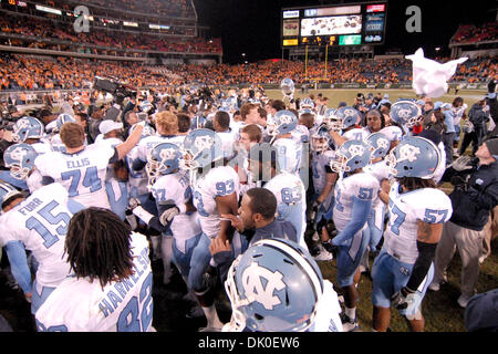 30. Dezember 2010 - Nashville, Tennessee, Vereinigte Staaten von Amerika - The North Carolina Tar Heels feiern ihren Sieg an der Franklin amerikanische Hypotheken Music City Bowl in LP Field in Nashville, Tennessee. Die Tar Heels besiegte die Freiwilligen 30 bis 27 in der Overtime. (Kredit-Bild: © Bryan Hulse/Southcreek Global/ZUMAPRESS.com) Stockfoto