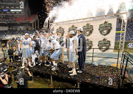 30. Dezember 2010 - Nashville, Tennessee, Vereinigte Staaten von Amerika - The North Carolina Tar Heels feiern ihren Sieg an der Franklin amerikanische Hypotheken Music City Bowl in LP Field in Nashville, Tennessee. Die Tar Heels besiegte die Freiwilligen 30 bis 27 in der Overtime. (Kredit-Bild: © Bryan Hulse/Southcreek Global/ZUMAPRESS.com) Stockfoto