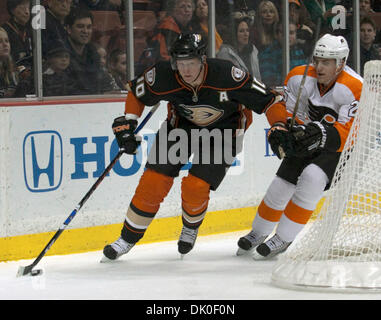 31. Dezember 2010 - führt Anaheim, Kalifornien, USA - Anaheim Ducks rechten Flügel COREY PERRY, links, den Puck von Philadelphia Flyers Verteidiger MATT CARLE während eines NHL-Spiels im Honda Center. (Kredit-Bild: © JC Vera/ZUMAPRESS.com) Stockfoto