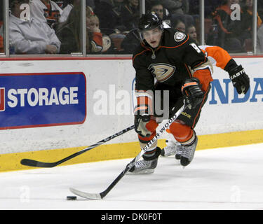 31. Dezember 2010 - Anaheim, Kalifornien, USA - Anaheim Ducks rechten Flügel BOBBY RYAN verteidigt die Puck gegen die Philadelphia Flyers während eines NHL-Spiels im Honda Center. (Kredit-Bild: © JC Vera/ZUMAPRESS.com) Stockfoto