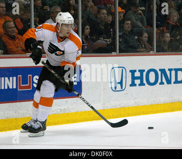 31. Dezember 2010 verließ - Anaheim, Kalifornien, USA - Philadelphia Flyers Flügel JAMES VAN RIEMSDYK während eines NHL-Spiels im Honda Center. (Kredit-Bild: © JC Vera/ZUMAPRESS.com) Stockfoto