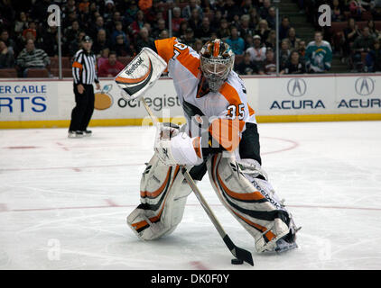 31. Dezember 2010 - Anaheim, Kalifornien, USA - Philadelphia Flyers-Goalie SERGEI BOBROVSKY während eines NHL-Spiels im Honda Center. (Kredit-Bild: © JC Vera/ZUMAPRESS.com) Stockfoto