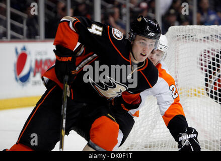 31. Dezember 2010 - Anaheim, Kalifornien, USA - Anaheim Ducks-Verteidiger CAM FOWLER, links, treibt den Puck von Philadelphia Flyers rechten Flügel Claude Giroux in der zweiten Periode ein NHL-Hockey-Spiel im Honda Center (Credit-Bild: © Mark Samala/ZUMAPRESS.com) Stockfoto