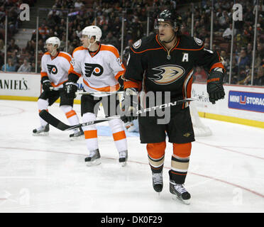 31. Dezember 2010 - Anaheim, Kalifornien, USA - Anaheim Ducks rechten Flügel TEEMU SELÄNNE Finnlands in der ersten Zeit ein NHL-Hockey-Spiel im Honda Center (Credit-Bild: © Mark Samala/ZUMAPRESS.com) Stockfoto