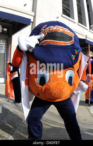 31. Dezember 2010 zeigt - Bronx, New York, Vereinigte Staaten von Amerika - Syrakus-Maskottchen Otto auf seinen Hut außerhalb Yankee Stadium vor dem Staat Pinstripe Bowl. Syrakus besiegt Kansas State 36-34 um die erste neue Ära Pinstripe Bowl im Yankee Stadium in New York City zu gewinnen. (Kredit-Bild: © Michael Johnson/Southcreek Global/ZUMAPRESS.com) Stockfoto