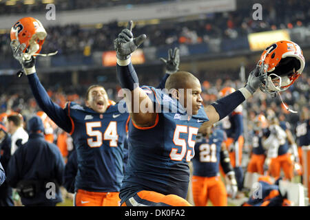 31. Dezember 2010 feiert - Bronx, New York, Vereinigte Staaten von Amerika - Syracuse Orange defensive Tackle Anthony Perkins (55) als Zeit auf Kansas State Hoffnung auf den Sieg lassen ausklingen. Syrakus besiegt Kansas State 36-34 um die erste neue Ära Pinstripe Bowl im Yankee Stadium in New York City zu gewinnen. (Kredit-Bild: © Michael Johnson/Southcreek Global/ZUMAPRESS.com) Stockfoto