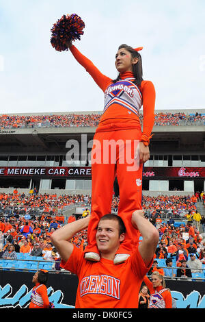 31. Dezember 2010 zwei Tiger - Charlotte, North Carolina, USA - Cheerleader anfeuern ihrer Clemson-Team im zweiten Quartal Aktion gegen USF.  Südflorida Niederlagen Clemson 31-26 in der Meineke Car Care Schüssel bei Bank of America Stadium in Charlotte, North Carolina. (Kredit-Bild: © Tim Cowie/Southcreek Global/ZUMAPRESS.com) Stockfoto