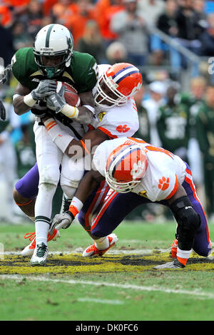 31. Dezember 2010 kämpft - Charlotte, North Carolina, USA - Lindsey Lamar (5) der USF zu brechen wie zwei Clemson Tigers versuchen, Kick Returner in zweiten Hälfte Aktion zu senken.  Südflorida Niederlagen Clemson 31-26 in der Meineke Car Care Schüssel bei Bank of America Stadium in Charlotte, North Carolina. (Kredit-Bild: © Tim Cowie/Southcreek Global/ZUMAPRESS.com) Stockfoto