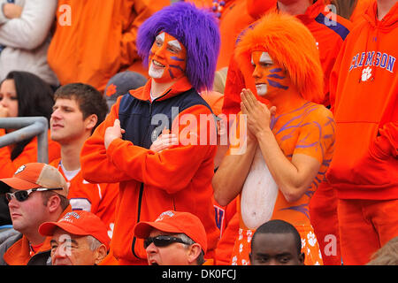 31. Dezember 2010 don zwei Clemson - Charlotte, North Carolina, USA - Fans die Tiger Farben Clemson während der zweiten Hälfte Aktion beobachten.  Südflorida Niederlagen Clemson 31-26 in der Meineke Car Care Schüssel bei Bank of America Stadium in Charlotte, North Carolina. (Kredit-Bild: © Tim Cowie/Southcreek Global/ZUMAPRESS.com) Stockfoto