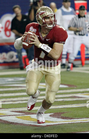 31. Dezember 2010: Florida State Seminolen Quarterback Christian Ponder (7) sieht um den Ball während der Spielaktion 2010 Chick-Fil-a Bowl mit South Carolina Gamecocks und der Florida State Seminolen im Georgia Dome in Atlanta Georgia zu werfen. Die Florida State Seminolen gewann 26-17. (Kredit-Bild: © Donald Seite/Southcreek Global/ZUMAPRESS.com) Stockfoto
