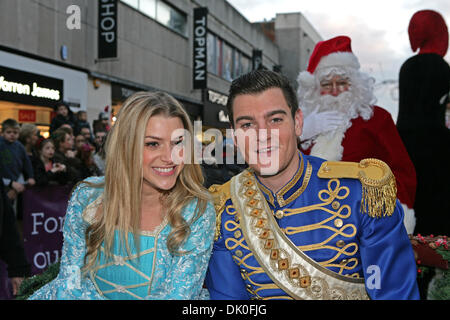 Bromley, UK. 1. Dezember 2013.  Anna Williamson & Matt Lapinskas zusammen mit Santa Claus in Bromley High Street vor der Umschaltung der Weihnachtszeit leuchtet auf. Bildnachweis: Keith Larby/Alamy Live-Nachrichten Stockfoto