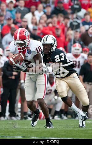 31. Dezember 2010 - Memphis, Tennessee, Vereinigte Staaten von Amerika - Georgia Bulldogs Cornerback Austin Herod (12) fängt einen Pass für die UCF Knights defensive back Justin Boddie (23) während der NCAA Liberty Bowl-Spiel zwischen der University of Central Florida und der University of Georgia.  Zur Halbzeit sind die UCF Knights mit Georgia Bulldogs 3 - 3 gebunden. (Kredit-Bild: © Da Stockfoto