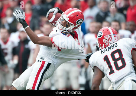 31. Dezember 2010 ist - Memphis, Tennessee, Vereinigte Staaten von Amerika - Georgia Bulldogs Cornerback Branden Smith (1) durch ein UCF Knights Offensivspieler abgerissen nachdem er einen Pass früh im zweiten Quartal des Spiels bei den NCAA Liberty Bowl-Spiel zwischen der University of Central Florida und der University of Georgia "abgehört".  Zur Halbzeit sind die UCF Knights mit georgischen gebunden. Stockfoto