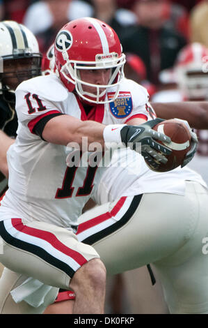 31. Dezember 2010 Fälschungen - Memphis, Tennessee, Vereinigte Staaten von Amerika - Georgia Bulldogs Quarterback Aaron Murray (11) eine Hand aus, während der NCAA Liberty Bowl-Spiel zwischen der University of Central Florida und der University of Georgia.  Zur Halbzeit sind die UCF Knights mit Georgia Bulldogs 3 - 3 gebunden. (Kredit-Bild: © Danny Reise/Southcreek Global/ZUMAPRESS.com) Stockfoto
