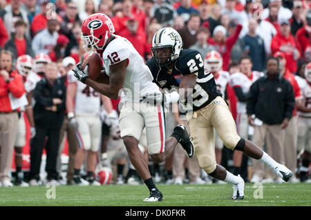 31. Dezember 2010 - Memphis, Tennessee, Vereinigte Staaten von Amerika - Georgia Bulldogs Cornerback Austin Herod (12) fängt einen Pass für die UCF Knights defensive back Justin Boddie (23) während der NCAA Liberty Bowl-Spiel zwischen der University of Central Florida und der University of Georgia.  Zur Halbzeit sind die UCF Knights mit Georgia Bulldogs 3 - 3 gebunden. (Kredit-Bild: © Da Stockfoto