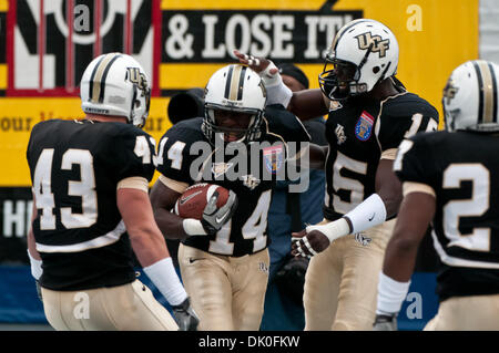 31. Dezember 2010 - Memphis, Tennessee, Vereinigte Staaten von Amerika - UCF Knights Wide Receiver Quincy McDuffie (14) feiert bezeichnet zurück Touchdown auf der Öffnung Rückkehr während der NCAA Liberty Bowl-Spiel zwischen der University of Central Florida und der University of Georgia.  Zur Halbzeit sind die UCF Knights mit Georgia Bulldogs 3 - 3 gebunden. (Kredit-Bild: © Danny Reise/Southcree Stockfoto