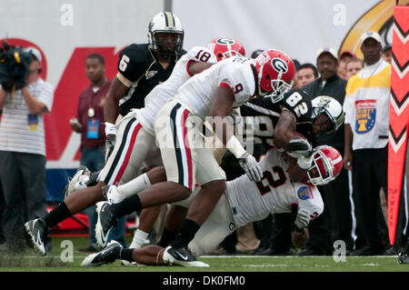 31. Dezember 2010 - Memphis, Tennessee, Vereinigte Staaten von Amerika - UCF Knights Wide Receiver Khymest Williams (82) nach unten gezogen durch Georgia Bulldogs Cornerback Brandon Boykin (2) während der NCAA Liberty Bowl-Spiel zwischen der University of Central Florida und der University of Georgia.  Zur Halbzeit sind die UCF Knights mit Georgia Bulldogs 3 - 3 gebunden. (Kredit-Bild: © Danny Reise/Sou Stockfoto