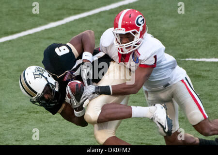 31. Dezember 2010 - Memphis, Tennessee, Vereinigte Staaten von Amerika - UCF Knights Wide Receiver Brian Watters (6) kämpft um Georgia Bulldogs Cornerback Branden Smith (1) davon abhalten, den Ball während der NCAA Liberty Bowl-Spiel zwischen der University of Central Florida und der University of Georgia striping.  Zur Halbzeit sind die UCF Knights mit Georgia Bulldogs 3 - 3 gebunden. (Kredit Ima Stockfoto
