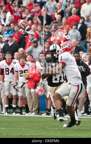 31. Dezember 2010 sieht - Memphis, Tennessee, Vereinigte Staaten von Amerika - Georgia Bulldogs Cornerback Branden Smith (1) um einen Pass für UCF Knights Wide Receiver Kamar Aiken (81) bestimmt, während das NCAA Liberty Bowl-Spiel zwischen der University of Central Florida und der University of Georgia abzufangen.  Zur Halbzeit sind die UCF Knights mit Georgia Bulldogs 3 - 3 gebunden. (Bild Kredit: Stockfoto