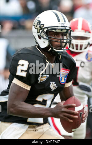 31. Dezember 2010 sucht - Memphis, Tennessee, Vereinigte Staaten von Amerika - UCF Knights Quarterback Jeffrey Godfrey (2) ein Teamkollege zur hand aus zu, während unter dem Druck einer Georgia Bulldogs defensiven Linie während der NCAA Liberty Bowl-Spiel zwischen der University of Central Florida und der University of Georgia.  Zur Halbzeit sind die UCF Knights mit Georgia Bulldogs 3 - 3 gebunden. ( Stockfoto