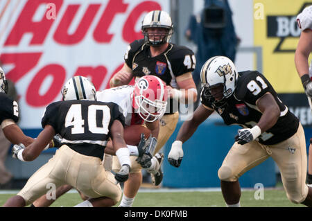 31. Dezember 2010 - Memphis, Tennessee, Vereinigte Staaten von Amerika - Georgia Bulldogs quarterback Aaron Murray (11) eilt die Mitte nur gestoppt werden, indem UCF Knights defensive Back Reggie Weams (40) und UCF Knights defensive Lineman Victor Gray (91) während der NCAA Liberty Bowl-Spiel zwischen der University of Central Florida und der University of Georgia. Endgültige Ergebnis der UCF Knights Stockfoto