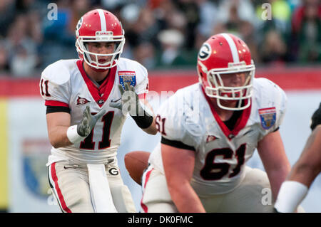 31. Dezember 2010 - Memphis, Tennessee, Vereinigte Staaten von Amerika - Georgia Bulldogs Quarterback Aaron Murray (11) erhält die Snap von Georgia Bulldogs Zentrum Ben Jones (61) während der NCAA Liberty Bowl-Spiel zwischen der University of Central Florida und der University of Georgia. Endnote sind die UCF Knights besiegen die Georgia Bulldogs 10 - 6. (Kredit-Bild: © Danny Reise/Southcre Stockfoto