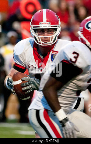 31. Dezember 2010 - Memphis, Tennessee, Vereinigte Staaten von Amerika - Georgia Bulldogs Quarterback Aaron Murray (11) versucht einem Teamkollegen während der NCAA Liberty Bowl-Spiel zwischen der University of Central Florida und der University of Georgia zu finden. Endnote sind die UCF Knights besiegen die Georgia Bulldogs 10 - 6. (Kredit-Bild: © Danny Reise/Southcreek Global/ZUMAPRESS.com) Stockfoto