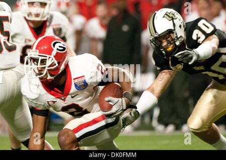 31. Dezember 2010 - Memphis, Tennessee, Vereinigte Staaten von Amerika - Georgia Bulldogs Cornerback Brandon Boykin (2) stolpert nur von UCF Knights angegangen werden Defensive back Jordan Ozerities (30) während der NCAA Liberty Bowl-Spiel zwischen der University of Central Florida und der University of Georgia. Endnote sind die UCF Knights besiegen die Georgia Bulldogs 10 - 6. (Kredit-Bild: © Da Stockfoto