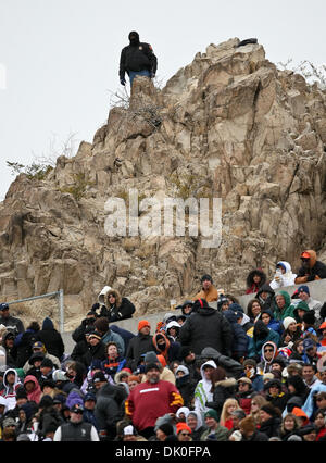 31. Dezember 2010 - Uhren El Paso, Texas, USA - A United States Border Patrol Agent über das Stadion und Umgebung während der 2010 Hyundai Sun Bowl Football-Spiel zwischen den Notre Dame Fighting Irish und die Miami Hurricanes im Sun Bowl Stadium in El Paso, Tx. Notre Dame Niederlagen Miami 33 bis 17. (Kredit-Bild: © Dan Wozniak/Southcreek Global/ZUMAPRESS.com) Stockfoto