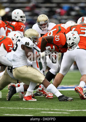 31. Dezember 2010 - bekommt El Paso, Texas, USA - Miami Hurricanes Runningback Damien Berry (20) von Notre Dame Fighting Irish Linebacker Darius Fleming (45) während der 2010 Hyundai Sun Bowl-Football-Spiel zwischen den Notre Dame Fighting Irish und die Miami Hurricanes im Sun Bowl Stadium in El Paso, Tx. Notre Dame Niederlagen Miami 33 bis 17 in Angriff genommen. (Kredit-Bild: © Dan Wozniak/Southcreek Stockfoto