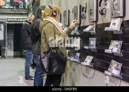 Die neu eröffnete Rough Trade NYC Plattenladen im Stadtteil Williamsburg in Brooklyn in New York Stockfoto